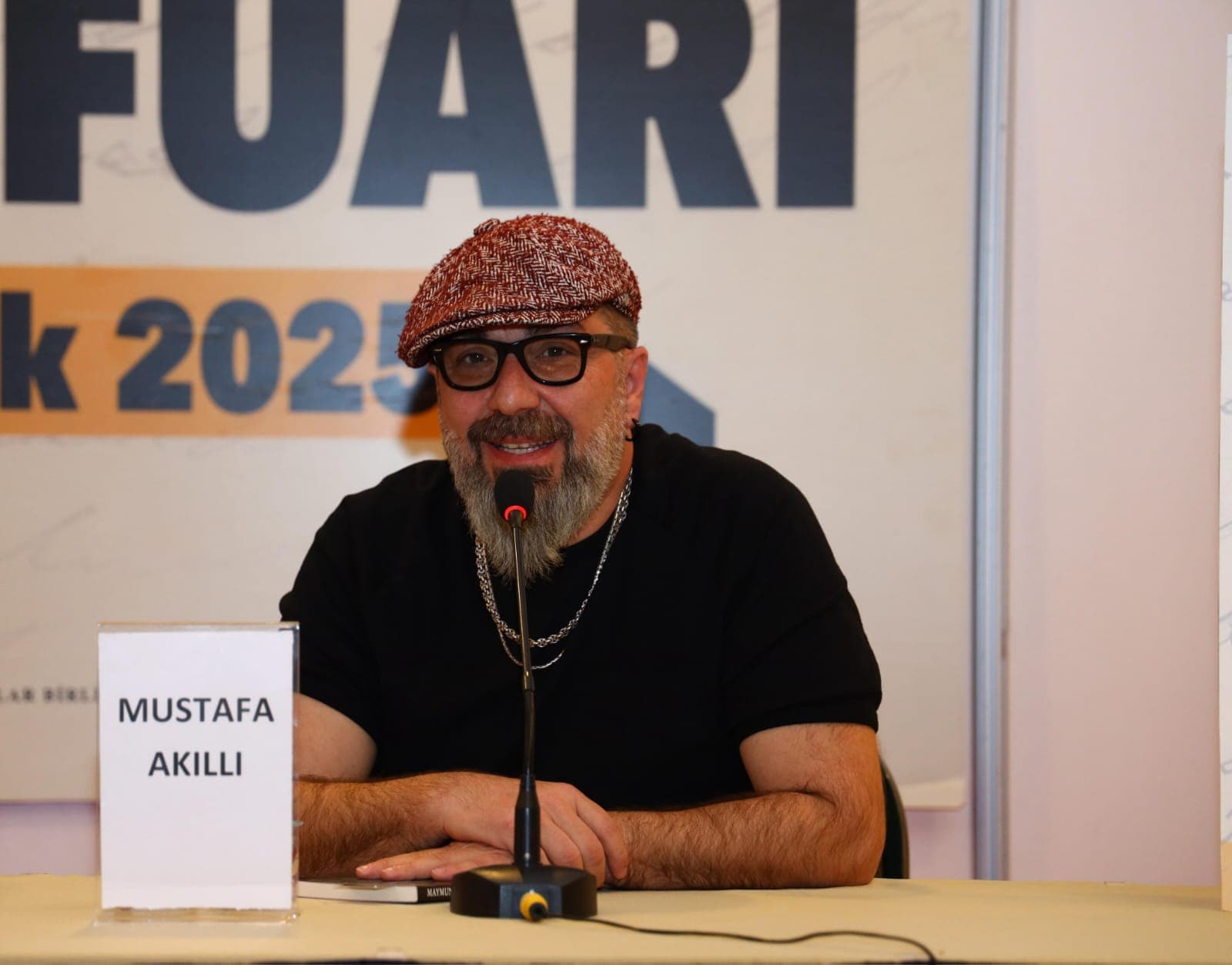 Araştırmacı-Yazar Mustafa Akıllı, İstanbul Kitap Fuarı’nda Okurlarla Buluştu