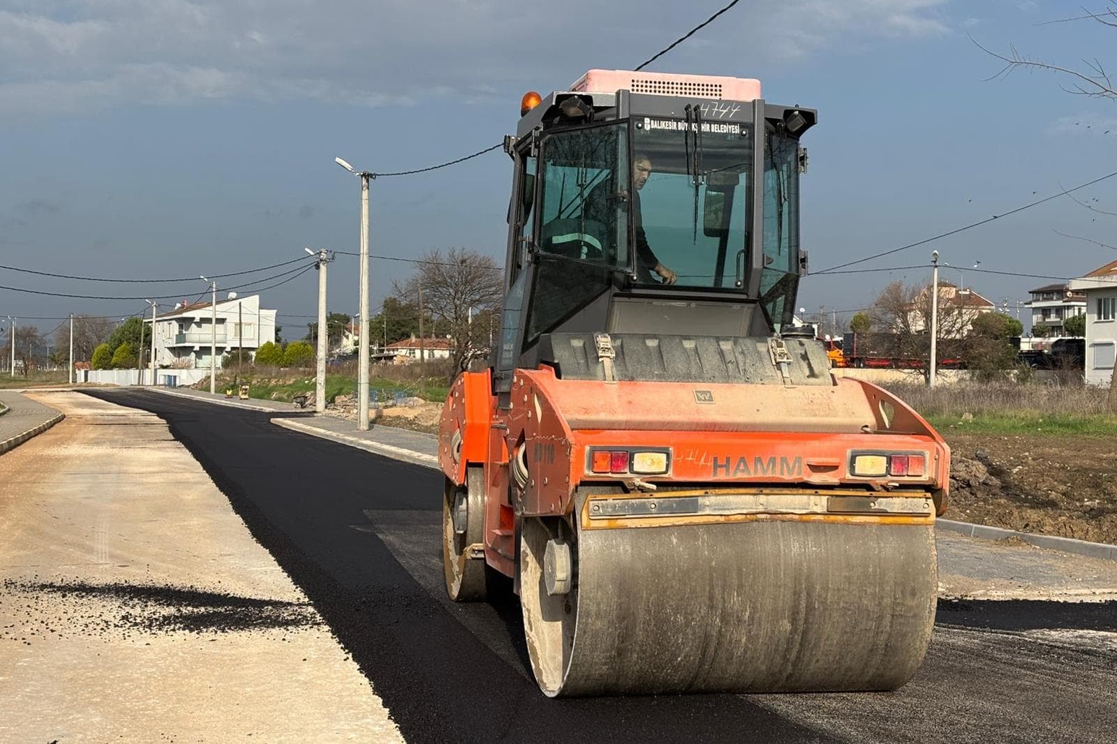 Büyükşehir Belediyesi Gönen’de Son 1 Ayda 3 Kilometre Yolu Asfaltla Kapladı