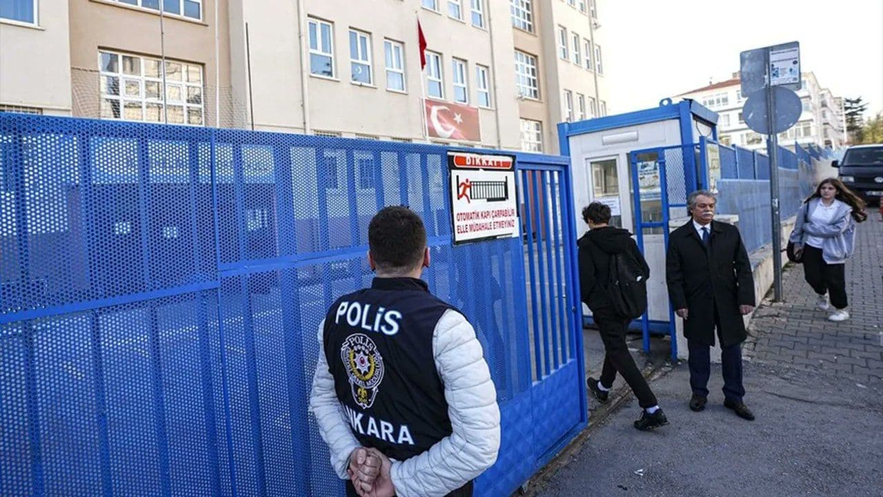OKULLARDA YENİ DÖNEM: GÜVENLİK TEDBİRLERİ SERTLEŞTİRİLDİ!
