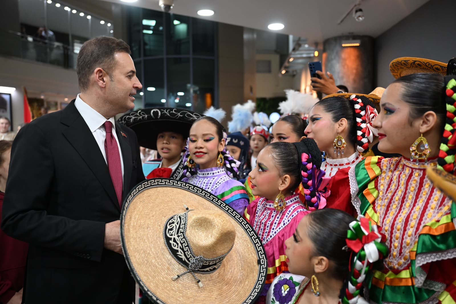 Balıkesir’de Dünya Çocuklarının Zirvesi: Başkan Akın’dan 3 Dilde Selamlama